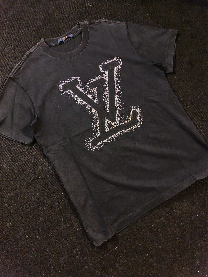 Louis Vuitton LV Design Tee (Category: Tshirts & Polo Shirts ) located in San Fernando. Submitted by gaboo_asncn (Listing ID 1466328940, Image 1). Description: - Louis Vuitton LV Design Tee - Size: Medium (W20.5/L27) - Condition: Excellent - Color Rate: 9/10 - Issue: incomplete beads Take note: The shirt is black, and since the carpet/background is also black, the color may look slightly faded or less vibrant in the photos. In actual lighting, th