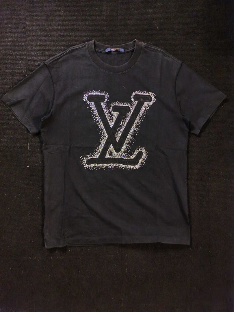 Louis Vuitton LV Design Tee (Category: Tshirts & Polo Shirts ) located in San Fernando. Submitted by gaboo_asncn (Listing ID 1466328940, Image 2). Description: - Louis Vuitton LV Design Tee - Size: Medium (W20.5/L27) - Condition: Excellent - Color Rate: 9/10 - Issue: incomplete beads Take note: The shirt is black, and since the carpet/background is also black, the color may look slightly faded or less vibrant in the photos. In actual lighting, th