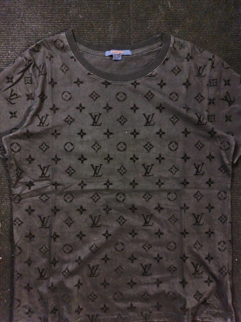 Louis Vuitton Monogram (Category: Tshirts & Polo Shirts ) located in San Fernando. Submitted by gaboo_asncn (Listing ID 1466328771, Image 3). Description: - Louis Vuitton Monogram - Size: Large on tag (W21/L29.5) - Condition: Excellent - Color Rate 9.5/10 - No issue Take note: The shirt is black, and since the carpet/background is also black, the color may look slightly faded or less vibrant in the photos. In actual lighting, the shirt has a norm