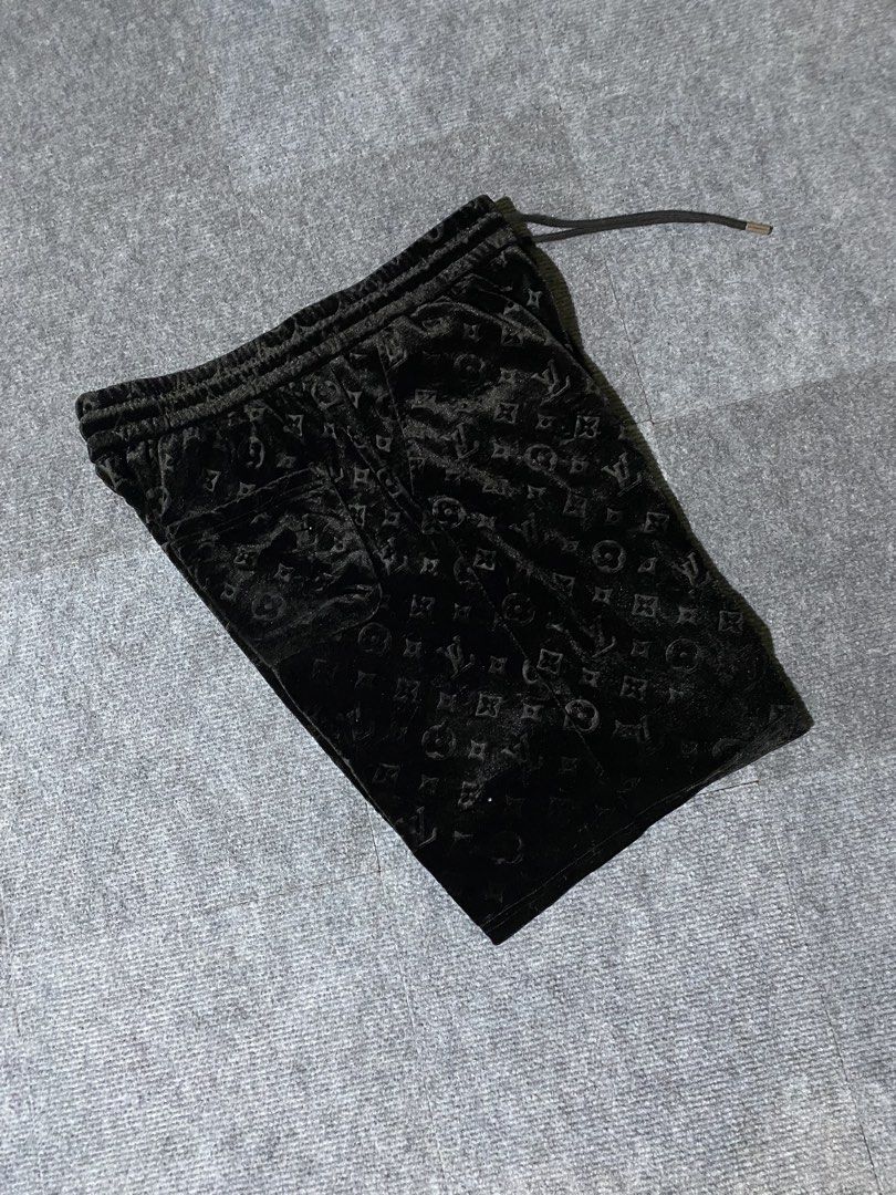 LOUIS VUITTON MONOGRAM SHORT❗️ (Category: Shorts) located in Compostela. Submitted by sales.bud (Listing ID 1466210432, Image 2). Description: W-34 L-20.5 HEM-12.
