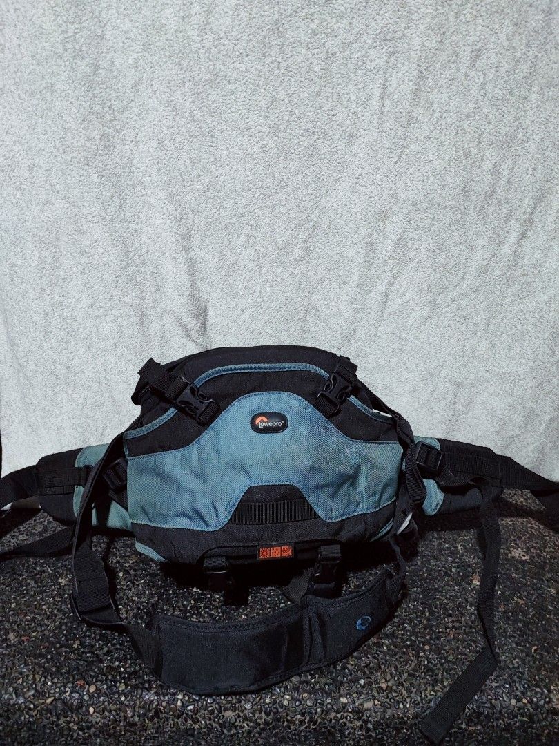 Lowepro Camera Waist Bag Hip Pack (Category: Camera Bags & Carriers) located in Baguio. Submitted by jayrgijc52758 (Listing ID 1466168292, Image 1). Description: Lowepro Inverse 100 AW Camera Beltpack Capacity: 1 pro DSLR with medium zoom lens attached plus 1 additional lens or flash unit; charger and cords; filters and memory cards In very good condition with rain cover 1k.