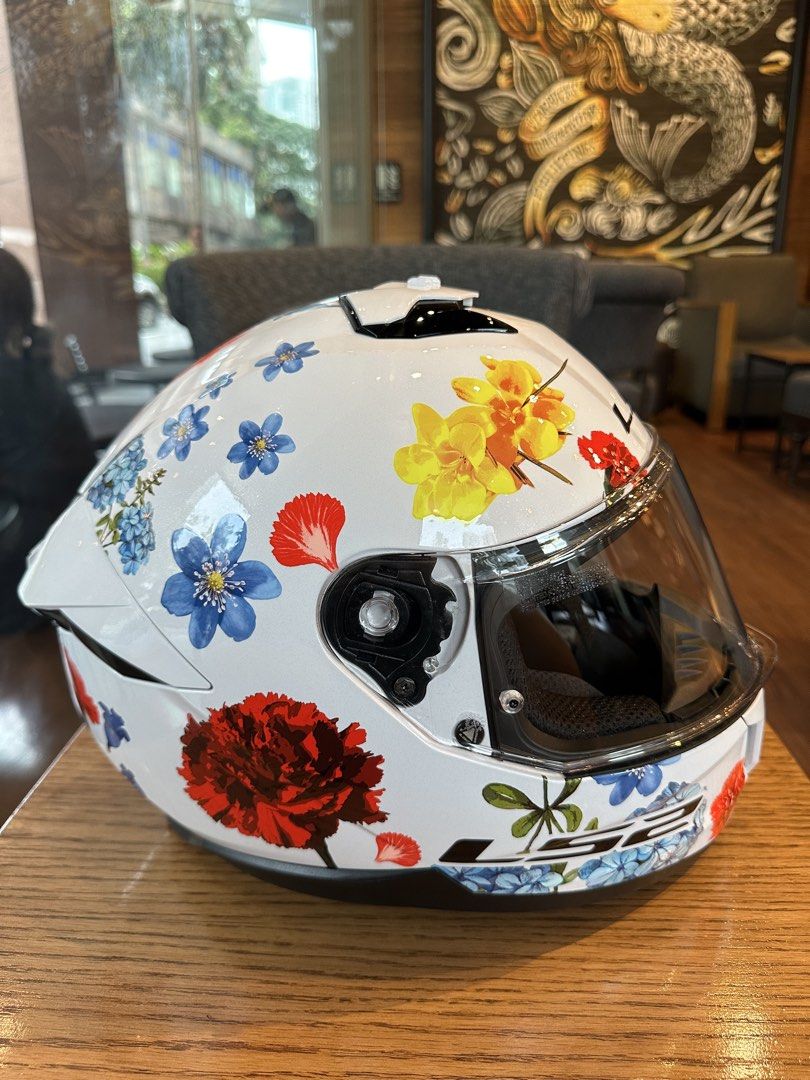 LS2 Stream II Flower White (Category: Helmets and other Riding Gears) located in Makati City. Submitted by _johnpaolo (Listing ID 1466331678, Image 2). Description: LS2 Stream II Flower White - authentic LS2 helmet bought from Motomarket - dual visor helmet - size XL 61-62 - used 3-4 times smells and looks new - no box but still has LS2 dust bag - rfs need funds.