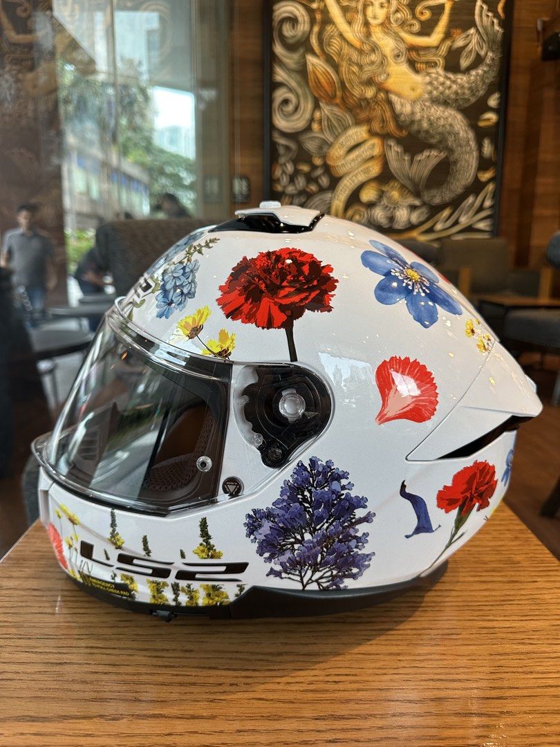 LS2 Stream II Flower White (Category: Helmets and other Riding Gears) located in Makati City. Submitted by _johnpaolo (Listing ID 1466331678, Image 3). Description: LS2 Stream II Flower White - authentic LS2 helmet bought from Motomarket - dual visor helmet - size XL 61-62 - used 3-4 times smells and looks new - no box but still has LS2 dust bag - rfs need funds.