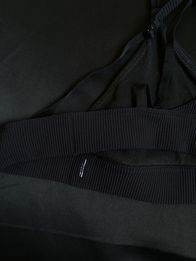 Lskd sbra (Category: Activewear) located in Manila. Submitted by 2mclo (Listing ID 1466289169, Image 3). Description: Same size sa pink po nasa listing kopo. Medium-L .