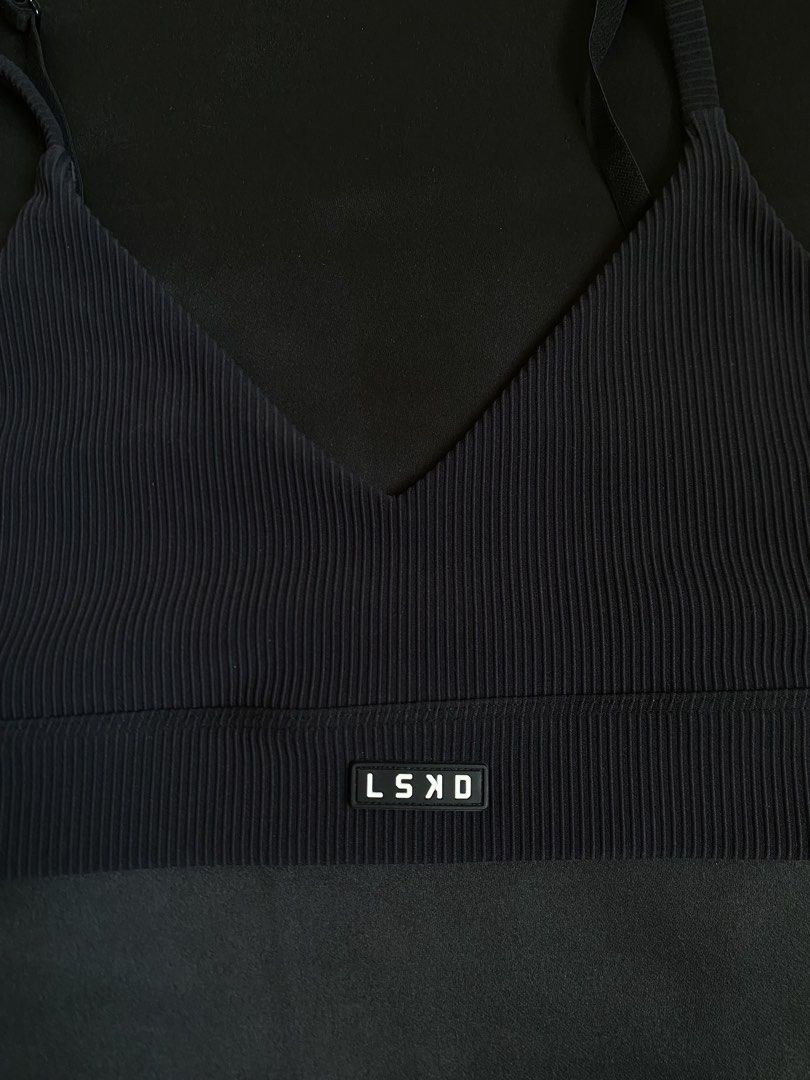 Lskd sbra (Category: Activewear) located in Manila. Submitted by 2mclo (Listing ID 1466289169, Image 2). Description: Same size sa pink po nasa listing kopo. Medium-L .
