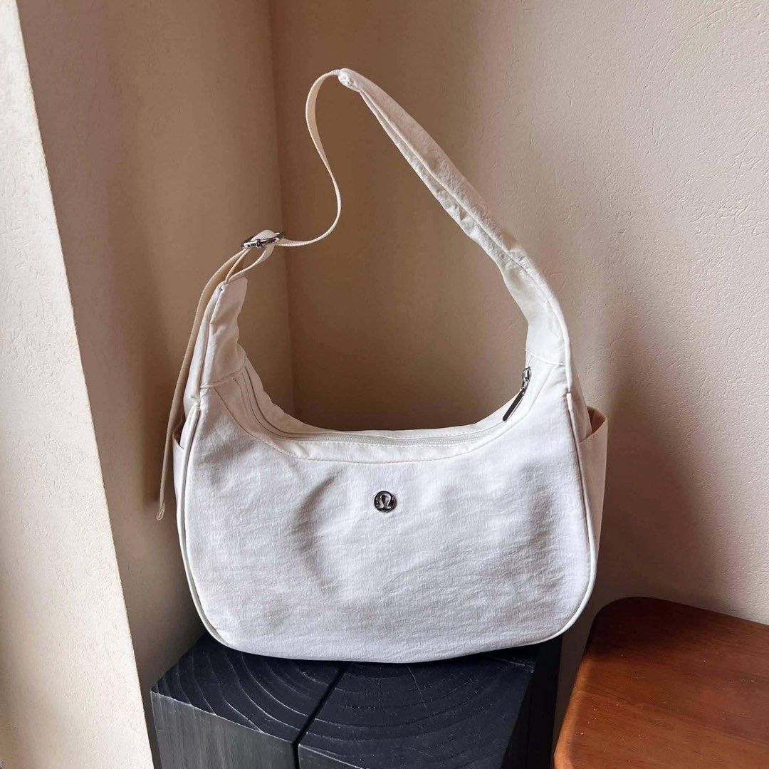 Lululemon City Essentials Shoulder Bag (Category: Shoulder Bags) located in Quezon City. Submitted by stuffs.hellyy (Listing ID 1466318484, Image 2). Description: Lululemon.