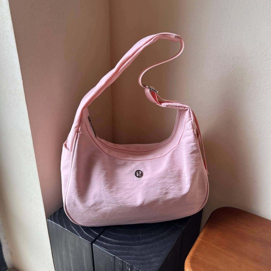 Lululemon City Essentials Shoulder Bag (Category: Shoulder Bags) located in Quezon City. Submitted by stuffs.hellyy (Listing ID 1466318484, Image 3). Description: Lululemon.