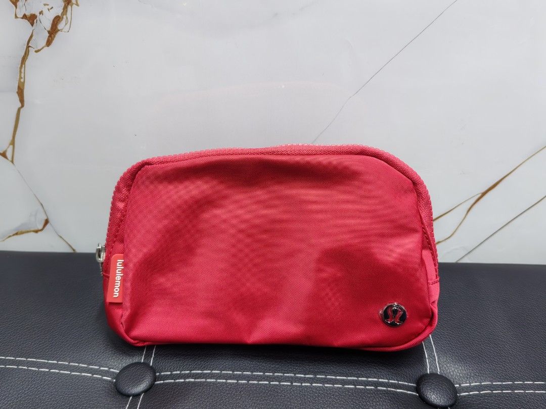 LULULEMON EVERYWHERE BELT BAG - ORIGINAL (Category: Cross-body Bags) located in Manila. Submitted by shoeciety.niaicee (Listing ID 1466293859, Image 3). Description: ORIGINAL LULULEMON ✔️ ON HAND 🤗.