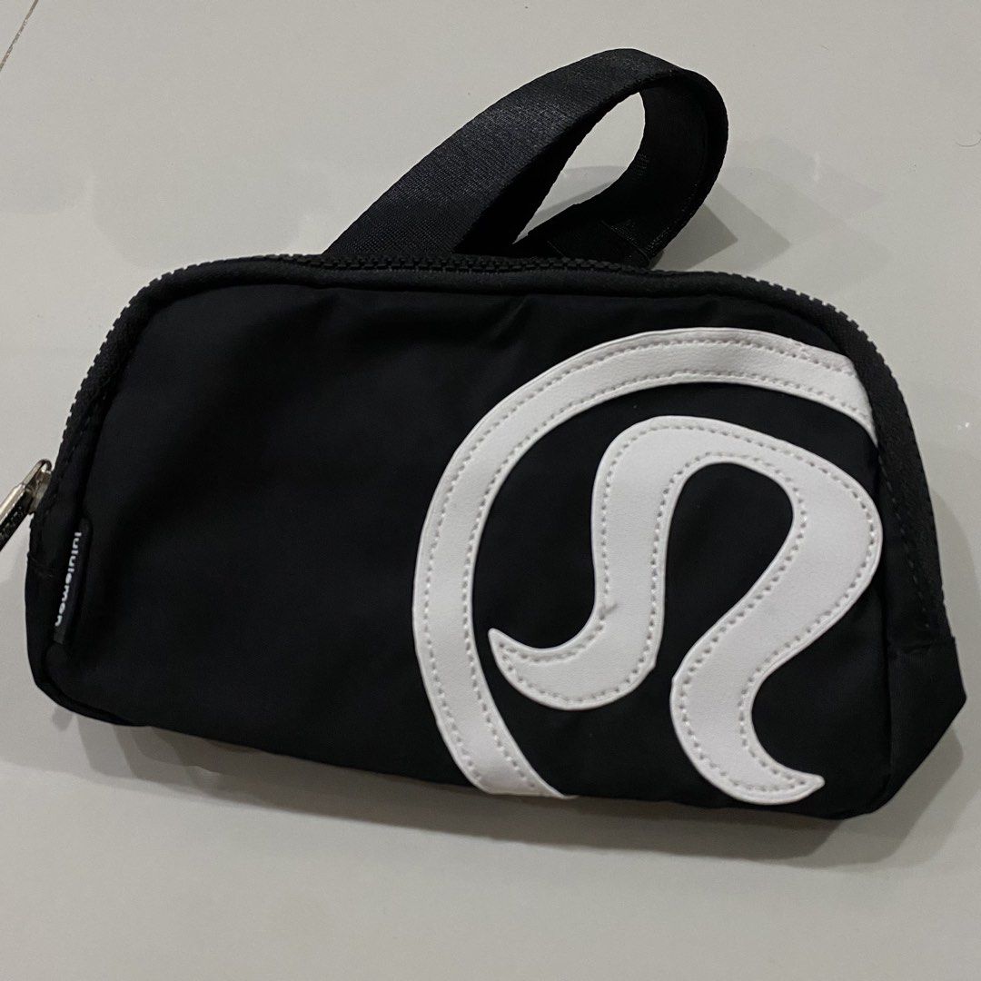 Lululemon Everywhere Belt Bag 1L Black (Category: Cross-body Bags) located in Antipolo. Submitted by JPtrendshop (Listing ID 1466299259, Image 2). Description: .