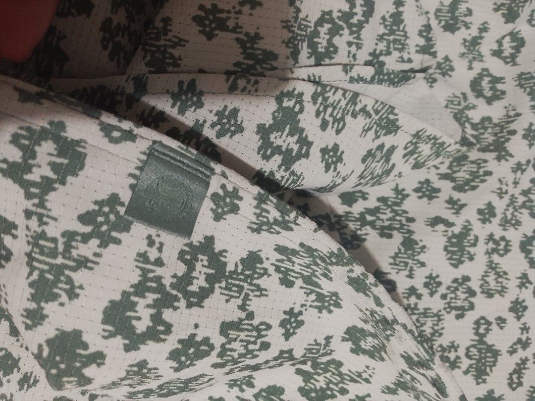 Lululemon polo (Category: Activewear) located in Manila. Submitted by modern-market (Listing ID 1466241146, Image 3). Description: Lululemon polo size: large W:21 L:28 as new condition no issue.
