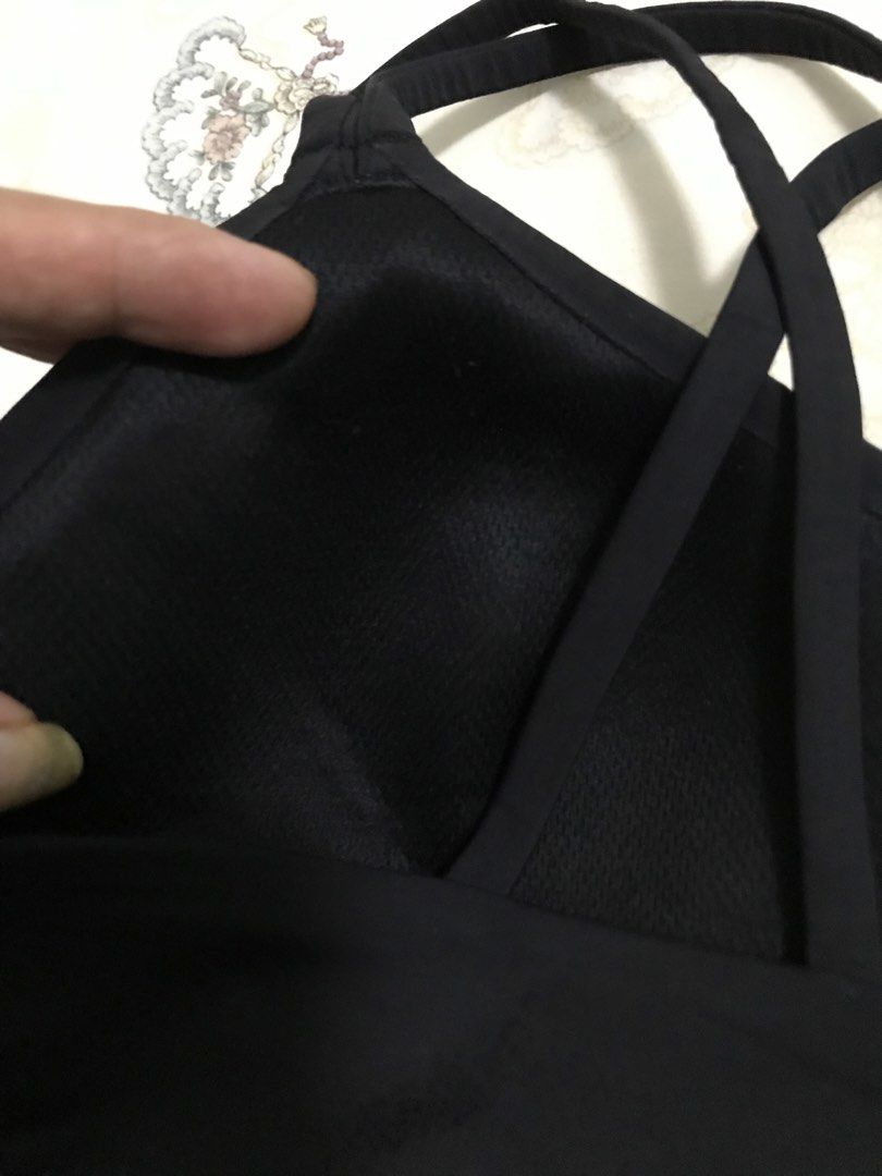 Lululemon Seamless Sportsbra (Category: Activewear) located in Manila. Submitted by freshlemon58885 (Listing ID 1466239206, Image 3). Description: Tag removed 13inch Super soft and lightweight Built In pads .