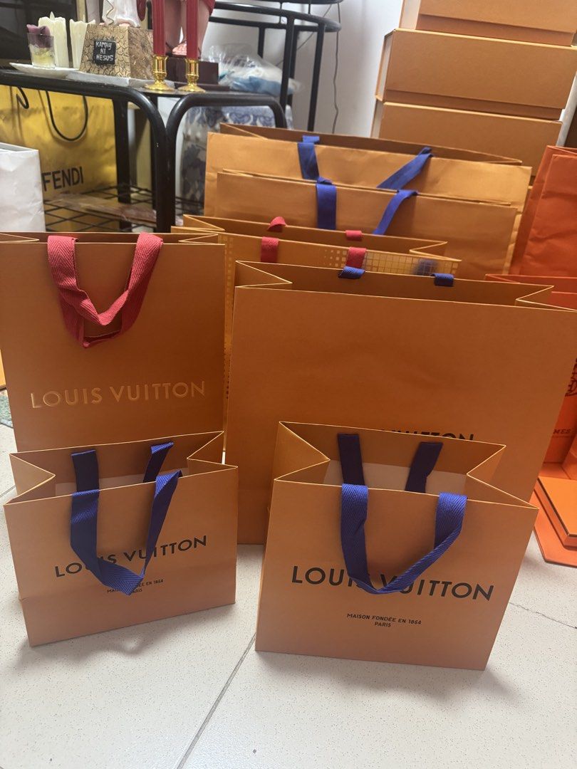 LV boxes and paperbags (Category: Luxury Accessories) located in Muntinlupa City. Submitted by xiez1209 (Listing ID 1466191061, Image 2). Description: LV boxes and paperbags Long Wallet boxes - 800 Flat boxes - 1,400 Paperbags Small, medium, large and XL 350 - 1,200 Dustbag 800 - 1,500 .