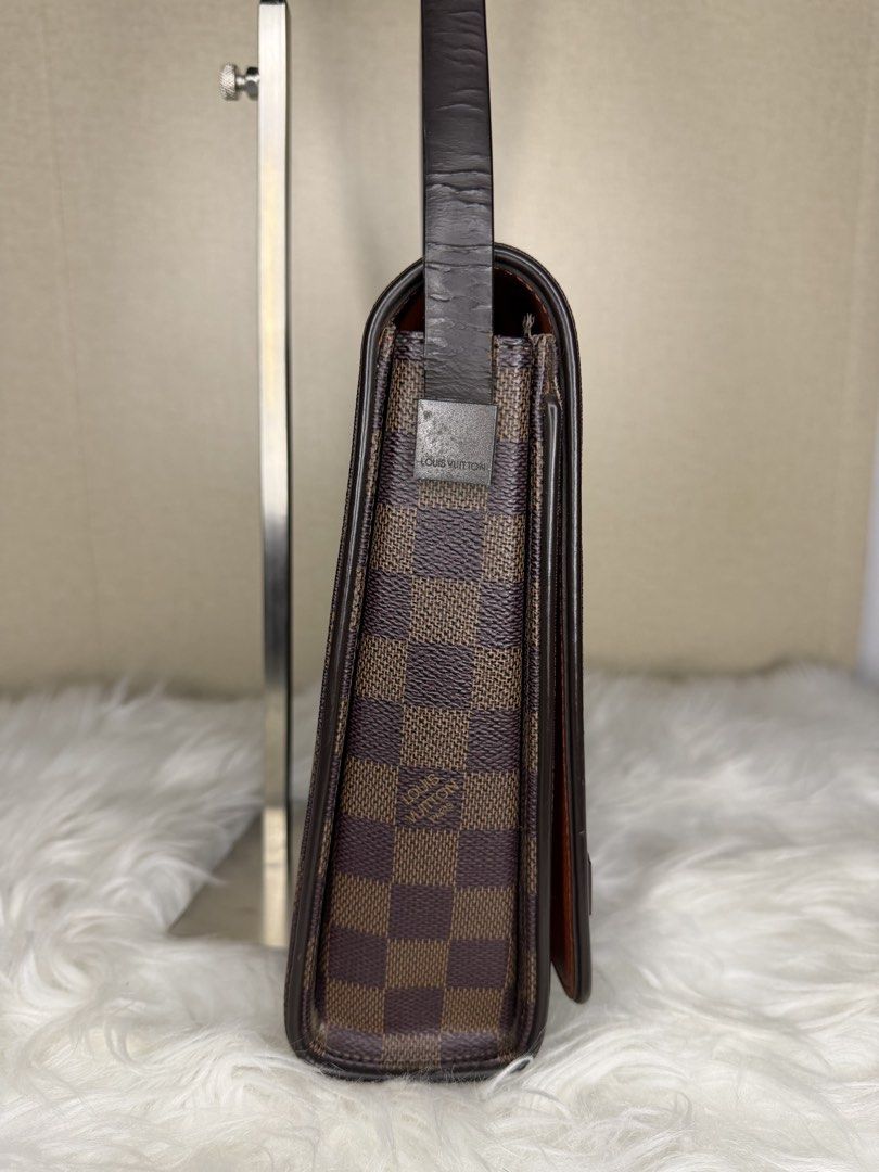 LV Damier Ebene (Category: Shoulder Bags) located in Bacolod City. Submitted by sh33natole.07 (Listing ID 1466178622, Image 3). Description: Exterior: Corner wear,scuffs,edge wear surface wear Hardware: Scratch(es) Interior: Scuffs, surface wear Handle:Resin glazing , no tear on the handle just signs of use. Overall in good condition 💯 Authentic 📍Shop Policies: - All bags are preloved - Buyers are encouraged to review all photos and details car
