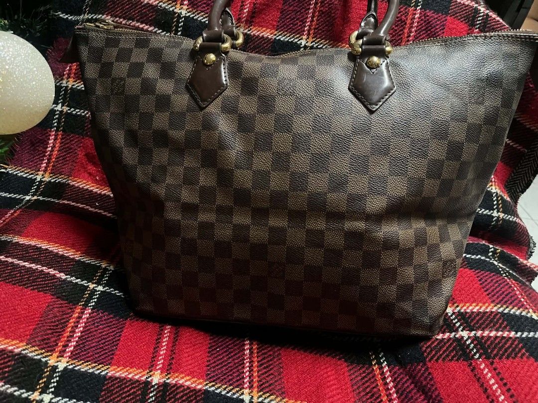 L.v Saleya Ebene (Category: Luxury Bags & Wallets) located in General Santos City (Dadiangas). Submitted by joytayaba (Listing ID 1466181682, Image 1). Description: l.v Saleya ebene with slight discoloration .