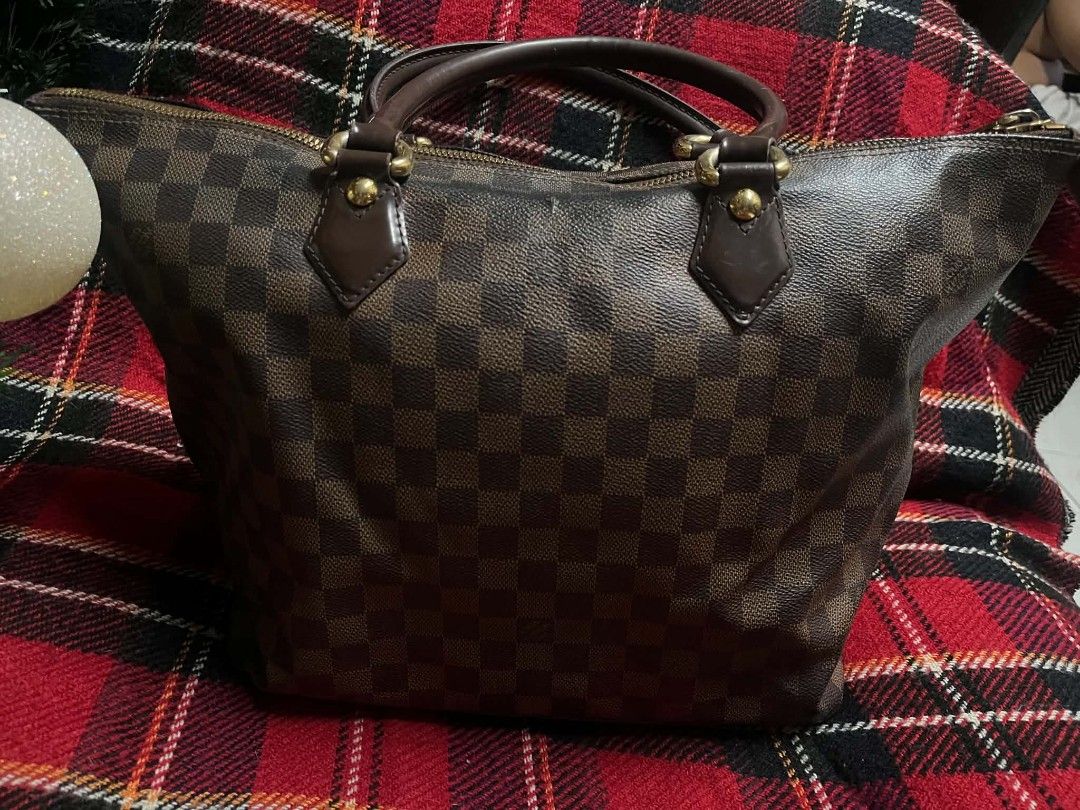 L.v Saleya Ebene (Category: Luxury Bags & Wallets) located in General Santos City (Dadiangas). Submitted by joytayaba (Listing ID 1466181682, Image 2). Description: l.v Saleya ebene with slight discoloration .