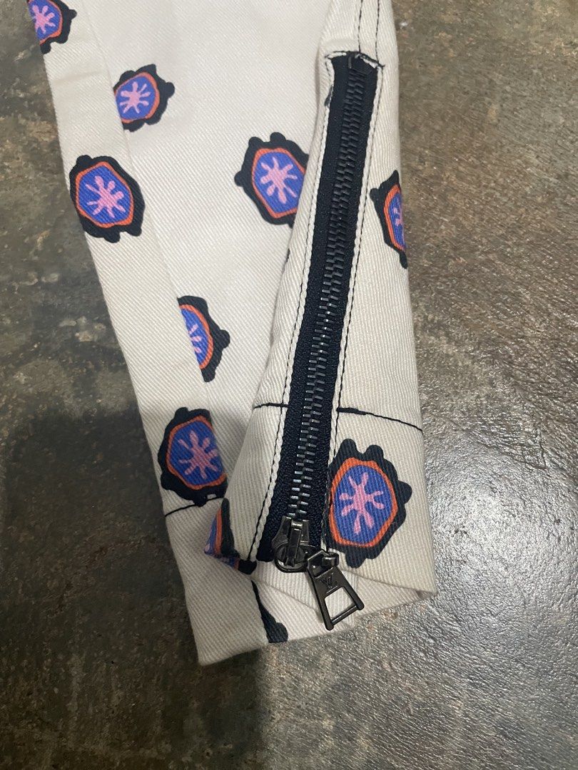 LV skinny denim jeans (Category: Looking For) located in Davao. Submitted by mj_designervintagecurator (Listing ID 1466219200, Image 3). Description: 📌in good condition crack lang ung patch tag 📌waist 28- hips 40- legs 18- length 36 inches.
