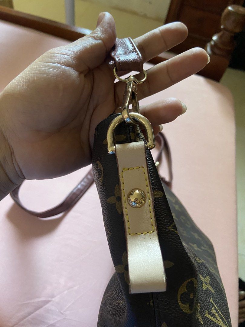 Lv sling (Category: Cross-body Bags) located in Calamba. Submitted by mj_sotto22 (Listing ID 1466192639, Image 3). Description: Replace sling kasya payong .