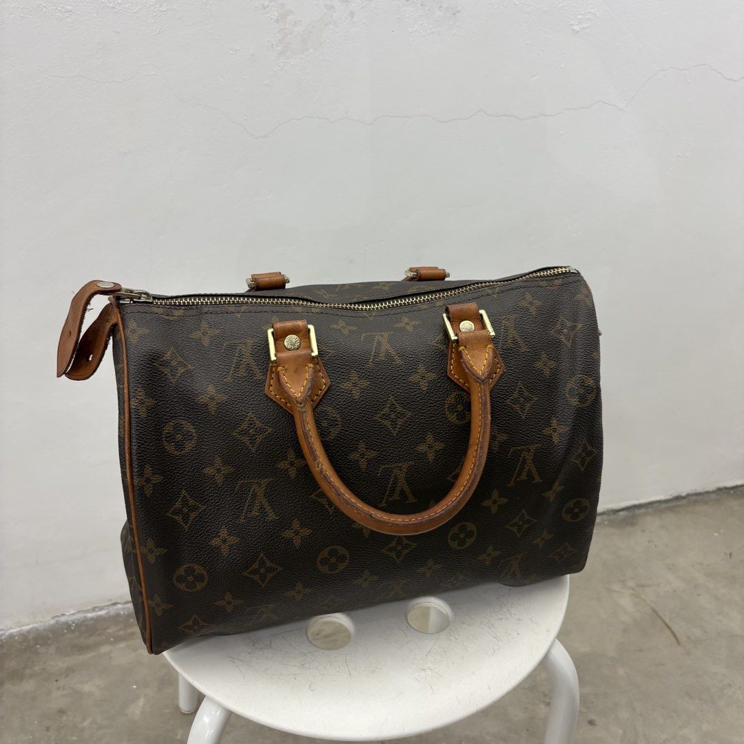 Lv speedy Monogram (Category: Luxury Bags & Wallets) located in Baliuag. Submitted by northfnds (Listing ID 1466308045, Image 2). Description: LV Speedy Monogram In Great Condition Japan Sourced This classic Louis Vuitton Monogram Speedy is the ultimate everyday style icon, crafted in the brand's signature hard-wearing coated canvas. The natural vachetta leather handles have aged beautifully over time, developing a rich, dark honey patina that gi