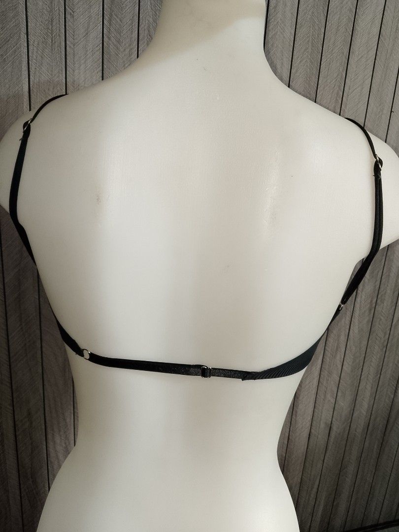 M: Forever21 seamless black ribbed bra no pads (Category: Undergarments & Loungewear) located in Manila. Submitted by truecrystal-1407 (Listing ID 1466334906, Image 3). Description: .