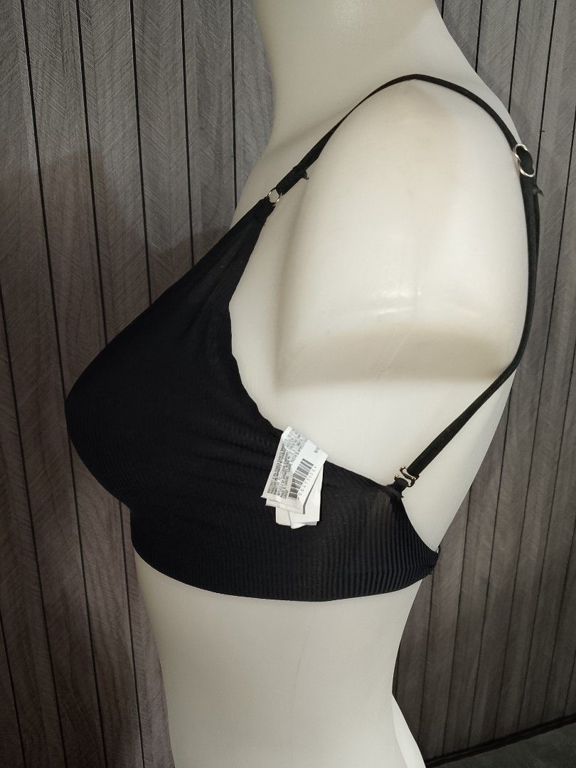 M: Forever21 seamless black ribbed bra no pads (Category: Undergarments & Loungewear) located in Manila. Submitted by truecrystal-1407 (Listing ID 1466334906, Image 2). Description: .