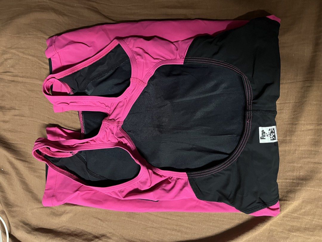 madwave revolution knee suit (Category: Water Sports) located in Ormoc. Submitted by mariaangelabeatriz (Listing ID 1466270374, Image 3). Description: used one size medium.