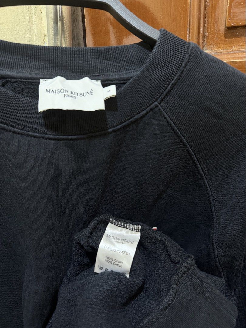 Maison Kitsune Tricolor Fox Sweatshirt Black (Category: Tshirts & Polo Shirts ) located in Manila. Submitted by haveago0dthrift (Listing ID 1466281818, Image 3). Description: Width 21 Length 26 .