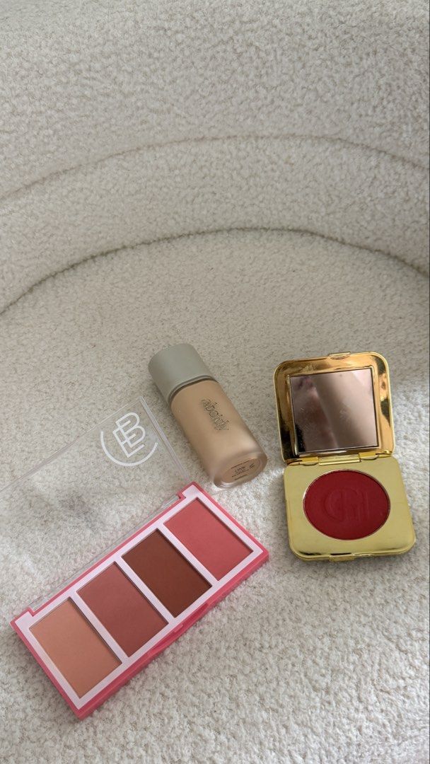 Makeup and accessories take all (Category: Makeup) located in Makati City. Submitted by prelovedbyeth (Listing ID 1466331614, Image 1). Description: - Selling as a complete set only - Absidy Foundation (Shade: 15NW) - 4-Pan Blush Palette with clear lid - Compact mirror case with red powder - Perfect, budget-friendly way to try multiple products.