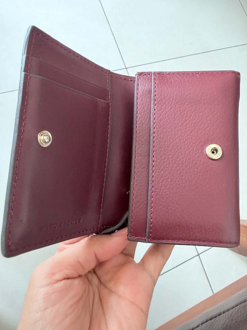 Marc Jacobs Burgundy Leather Card wallet (Category: Wallets & Card holders) located in Caloocan City. Submitted by jennraean (Listing ID 1466235942, Image 3). Description: MJ wallet - original- 4000 Almost new Slight fading in emblem but unnoticeable Linings are intact With box, paperbag, dustbag and auth card Original from US.