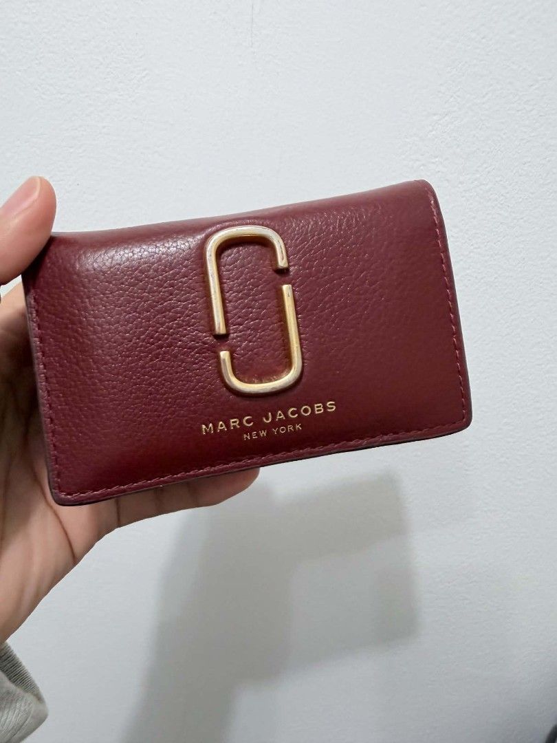 Marc Jacobs Burgundy Leather Card wallet (Category: Wallets & Card holders) located in Caloocan City. Submitted by jennraean (Listing ID 1466235942, Image 2). Description: MJ wallet - original- 4000 Almost new Slight fading in emblem but unnoticeable Linings are intact With box, paperbag, dustbag and auth card Original from US.