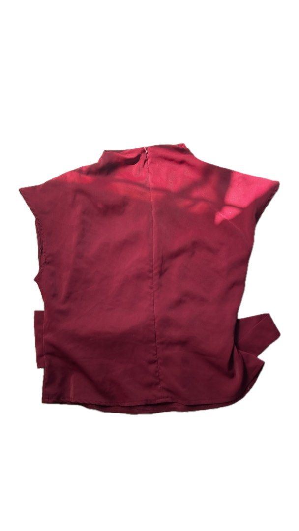 Maroon High Neck elegant sleeveless top (Category: Blouses) located in La Trinidad. Submitted by ezraaaa29 (Listing ID 1466165725, Image 2). Description: - Color: Rich maroon - Style: Sleeveless top with an elegant high neckline - Design: Smooth, flowing drape at the front with a back zipper closure - Accessory: Includes a matching waist belt with a chic gold-tone buckle - Occasion: Versatile piece ideal for office wear or dinner outings.
