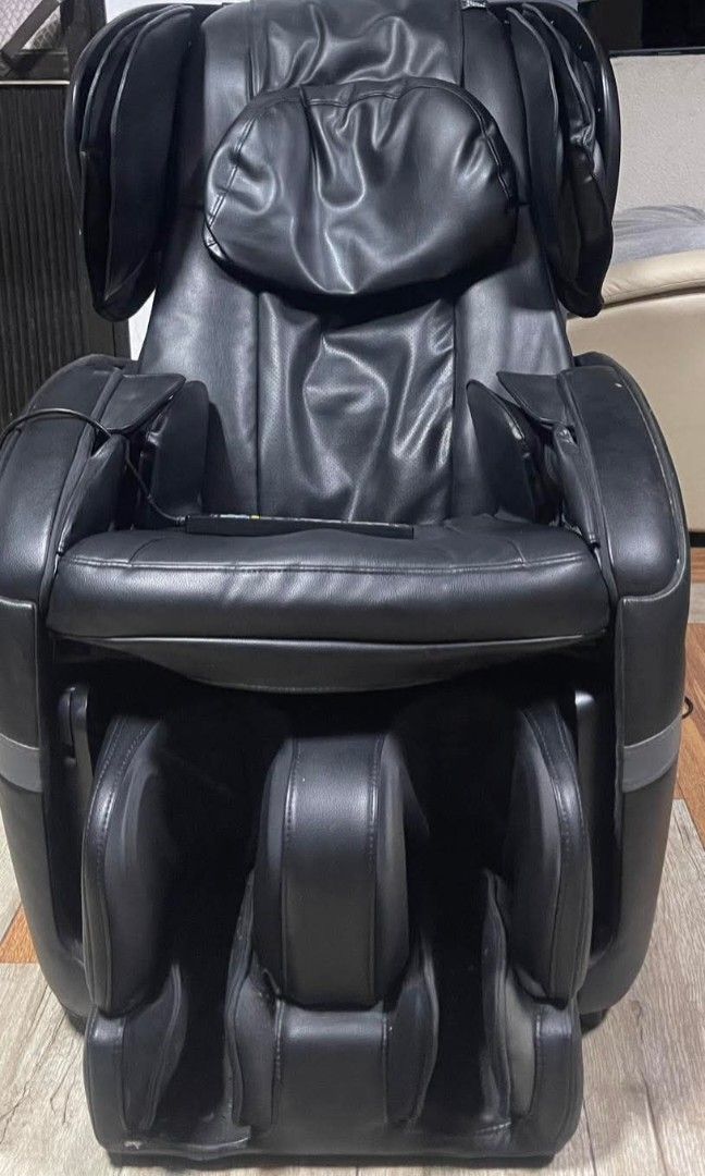 Massage Chair (Category: Chairs) located in Meycauayan. Submitted by marygracecasimiro (Listing ID 1466310578, Image 1). Description: Japan surplus Massage chair Fujiiryoki brand Almost new Minor scratches Free transformer Free delivery and COD PHP21,800💚 Sale:19,800🩷.