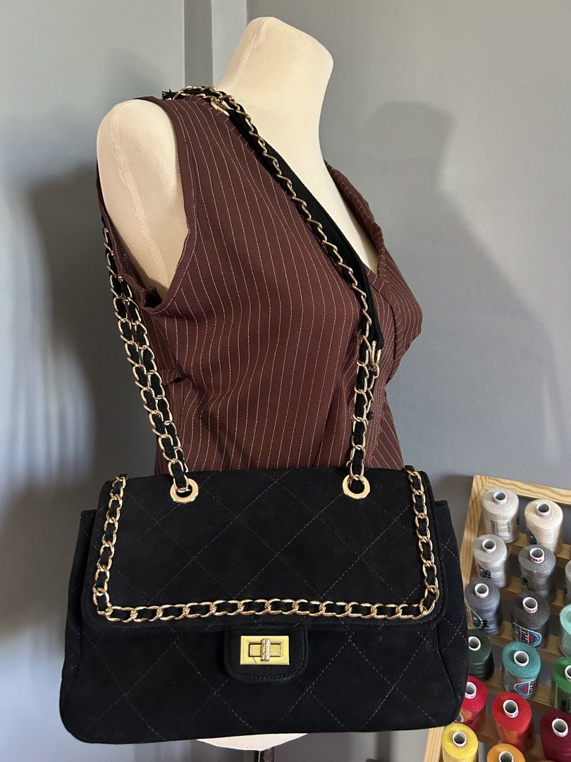 Medium size sling bag (Category: Shoulder Bags) located in Banaybanay. Submitted by rethread.co (Listing ID 1466188496, Image 2). Description: No flaws ( premium thrifted bags from Japan) message me for further details .