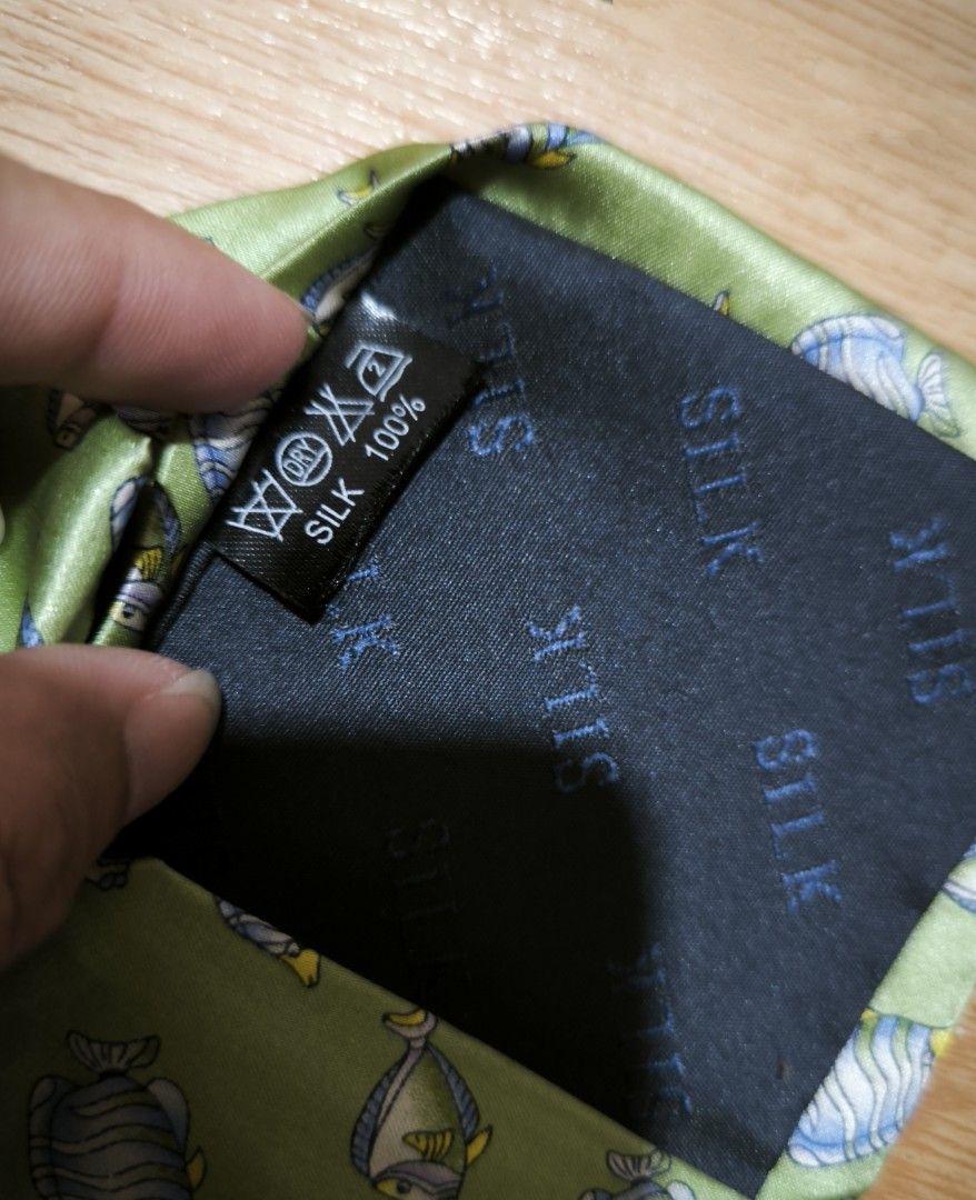 Men's neck tie (Category: Ties) located in Manila. Submitted by wearforce (Listing ID 1466227862, Image 2). Description: Men's neck tie Brand: Remizio brand new with tags no issues 300 + sf.