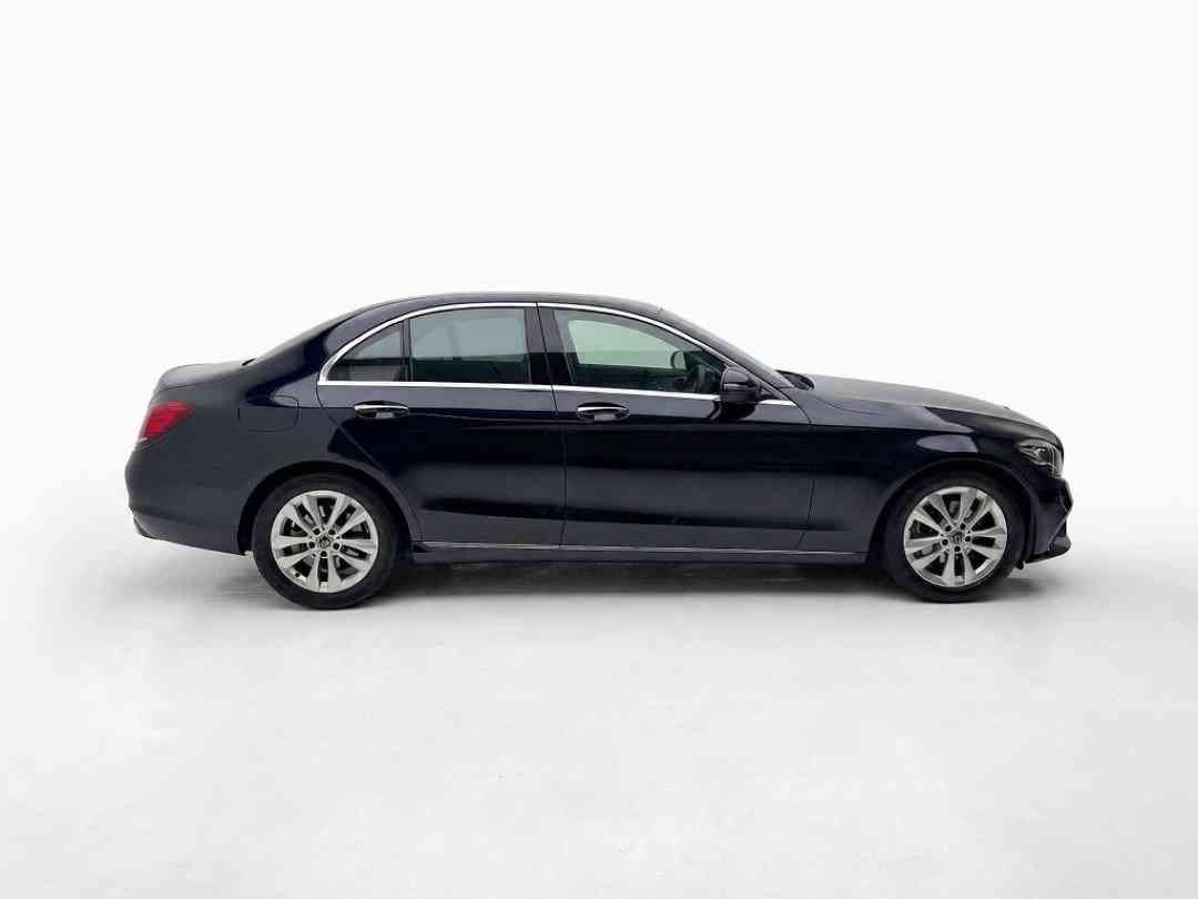 Mercedes-Benz C-Class Saloon C180 Avantgarde (A) (Category: Used Cars) located in Singapore. Submitted by vincar_pre-owned (Listing ID 1466176193, Image 2). Description: Agent unit. Extremely well maintained and taken care off by the previous owner! One of the most popular luxury sedans from Mercedes Benz! Smooth and powerful powertrain yet fuel efficient and low road tax. Contact us today to arrange a viewing at the V1ncar pre-owned showroom now