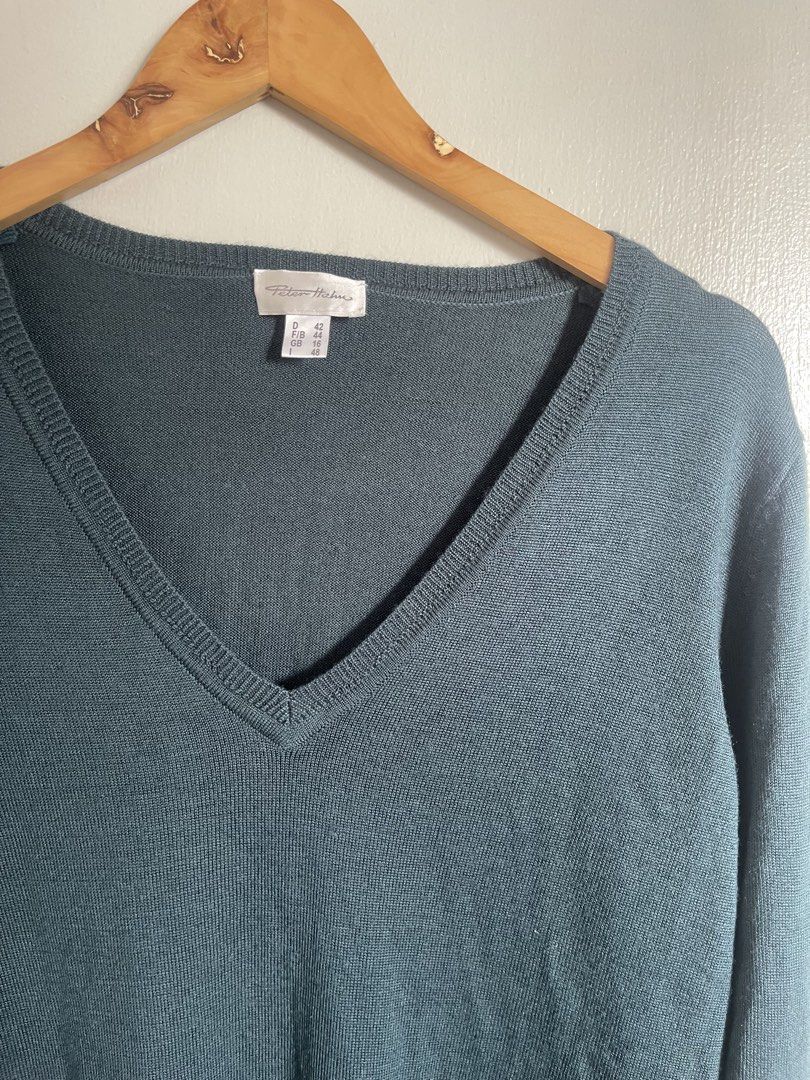 Merino wool sweater XL (Category: Longsleeves) located in Quezon City. Submitted by booktt (Listing ID 1466180187, Image 2). Description: v-neck sweater with front pockets 100% merino wool.