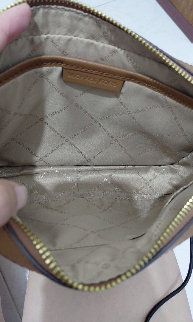 Michael Kors - Authentic (Category: Shoulder Bags) located in Pasig City. Submitted by janalopez904 (Listing ID 1466195733, Image 3). Description: Authentic, 100% Michael Kors, bought from New york USA - used twice during events only..