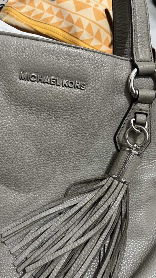 Michael Kors Bedford Tote Bag (Category: Tote Bags) located in Cavite. Submitted by clarebearxx (Listing ID 1466276699, Image 2). Description: A grey pebbled leather Michael Kors Bedford Tote Bag, highlighted by a matching removable leather tassel charm and polished silver-tone ring attachments. About the item: 📌 Personal bought by my aunt from Canada Outlet 📌 used item but well taken cared of but expect signs of usage 📌 with tag inside Mode o