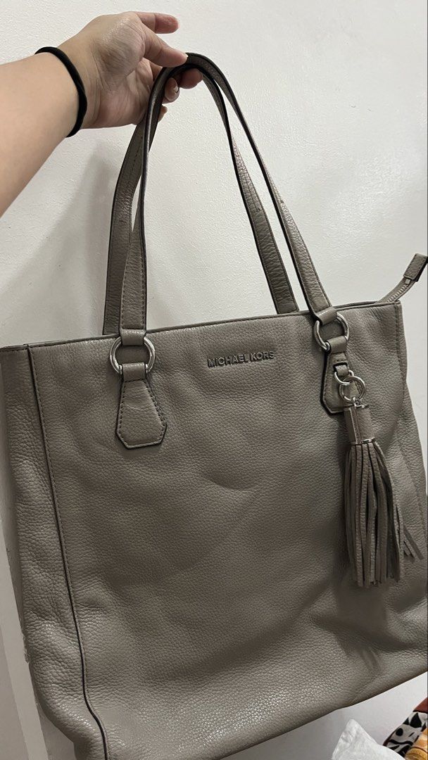 Michael Kors Bedford Tote Bag (Category: Tote Bags) located in Cavite. Submitted by clarebearxx (Listing ID 1466276699, Image 1). Description: A grey pebbled leather Michael Kors Bedford Tote Bag, highlighted by a matching removable leather tassel charm and polished silver-tone ring attachments. About the item: 📌 Personal bought by my aunt from Canada Outlet 📌 used item but well taken cared of but expect signs of usage 📌 with tag inside Mode o