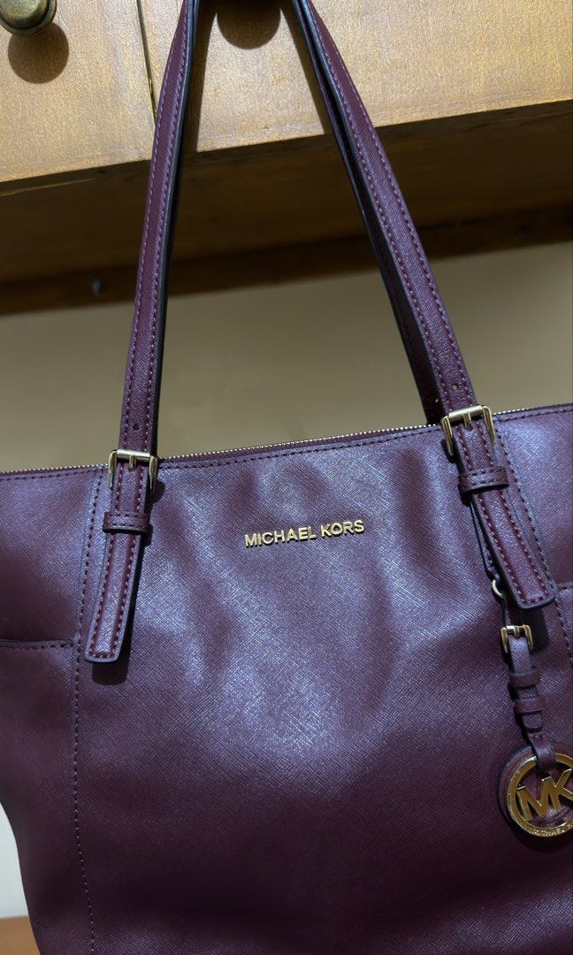 MICHAEL KORS MAROON BAG (Category: Shoulder Bags) located in Manila. Submitted by urban.vintage (Listing ID 1466290013, Image 2). Description: ISSUE: NONE (NEED WASH) MOP :GCASH (NO COD) SHIP VIA: LALAMOVE & J&T LOCATION: PASIG CITY.