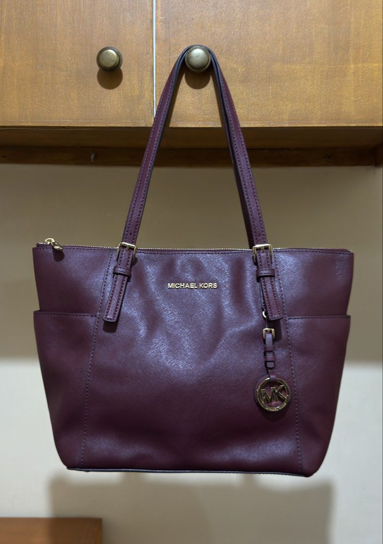 MICHAEL KORS MAROON LEATHER BAG (Category: Shoulder Bags) located in Manila. Submitted by urban-vintage_2 (Listing ID 1466293470, Image 1). Description: ISSUE: NONE (NEED WASH) MOP :GCASH (NO COD) SHIP VIA: LALAMOVE & J&T LOCATION: PASIG CITY .