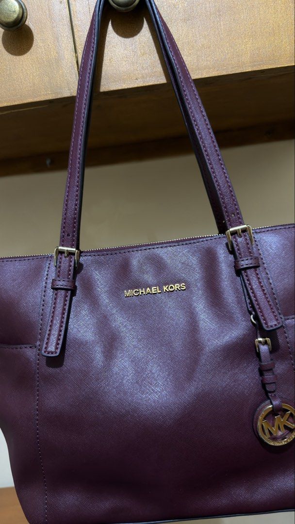 MICHAEL KORS MAROON LEATHER BAG (Category: Shoulder Bags) located in Manila. Submitted by urban-vintage_2 (Listing ID 1466293470, Image 2). Description: ISSUE: NONE (NEED WASH) MOP :GCASH (NO COD) SHIP VIA: LALAMOVE & J&T LOCATION: PASIG CITY .