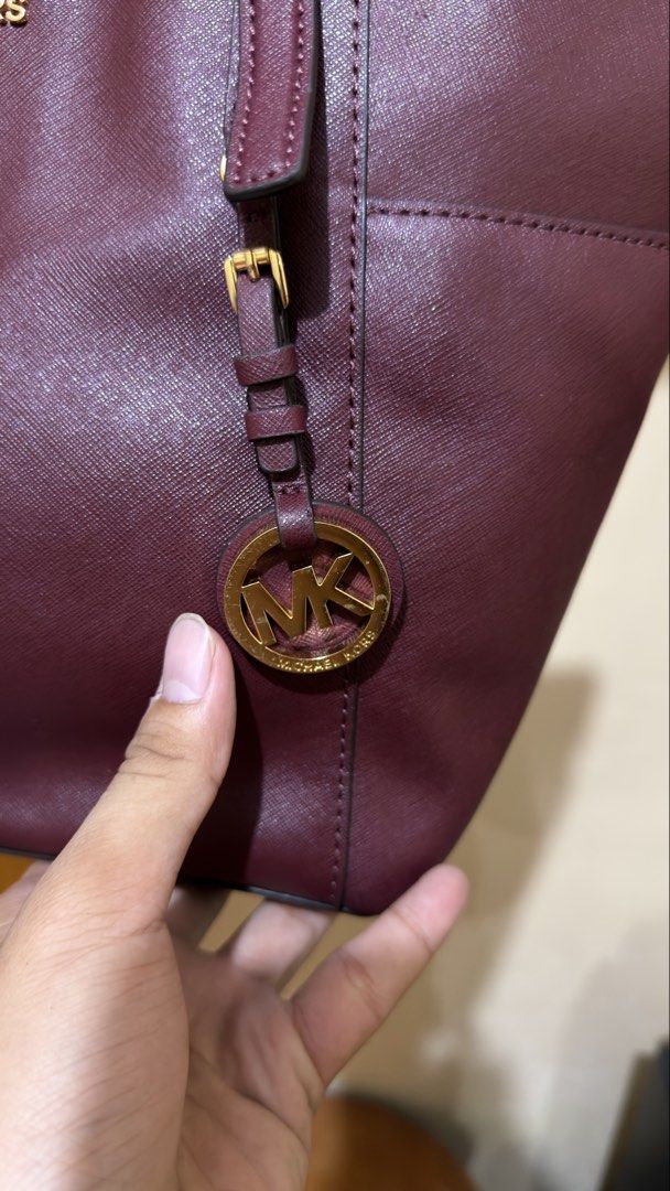 MICHAEL KORS MAROON LEATHER BAG (Category: Shoulder Bags) located in Manila. Submitted by urban-vintage_2 (Listing ID 1466293470, Image 3). Description: ISSUE: NONE (NEED WASH) MOP :GCASH (NO COD) SHIP VIA: LALAMOVE & J&T LOCATION: PASIG CITY .