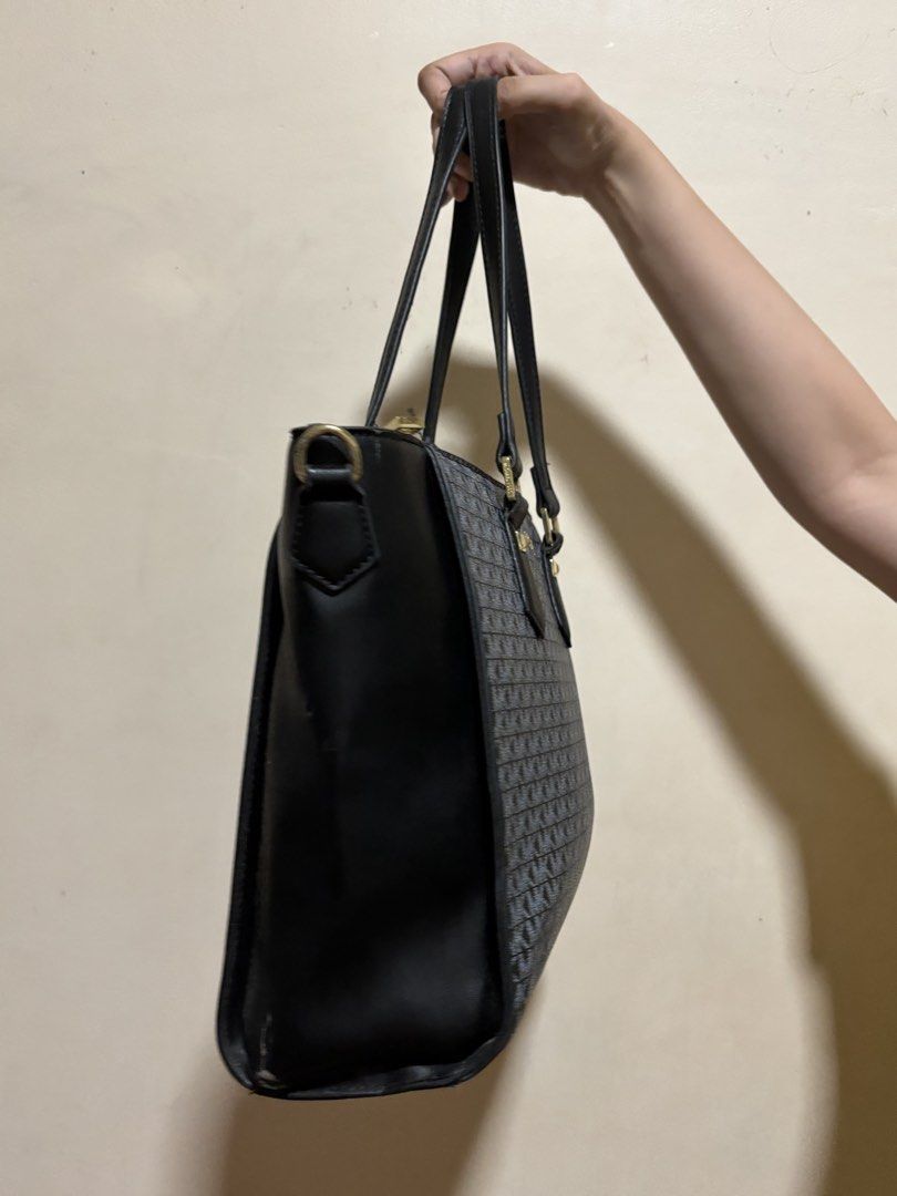 Michael Kors MK Monogram Tote Bag Black Grey (Category: Tote Bags) located in Manila. Submitted by _gnj_mrly_ (Listing ID 1466278241, Image 2). Description: Gifted to me on 2022 - Small signs of use on last 2 slides/pics Negotiable!.