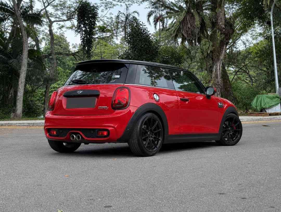 MINI Cooper S 2.0 3-Door (A) (Category: Used Cars) located in Singapore. Submitted by carousell_certified_partners (Listing ID 1466290179, Image 2). Description: Lifetime Engine Warranty provided for your peace of mind! Cheapest yet best deal in the market! Meticulously maintained inside and out, with the previous owner using only premium Motul engine oil. Engine & gearbox perform flawlessly smooth with no repair needed. Come and experience it fo