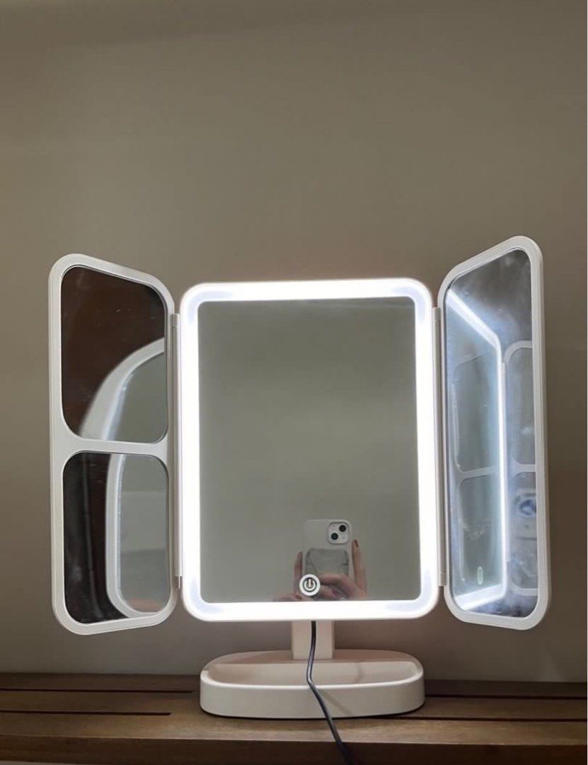 Mirror (Category: Mirrors) located in Manila. Submitted by kriskalee (Listing ID 1466325746, Image 3). Description: Mirror with light (adjustable brightness) Powered thru micro usb or 4pcs AAA batteries (not included) Magnifying mirrors on side Has a minor chip on left lower hinge (lower left corner when open).