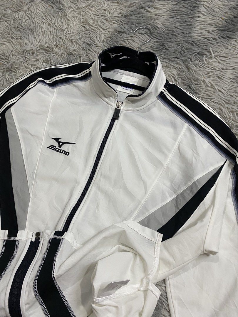 Mizuno Windbreaker (Category: Coats, Jackets and Outerwear) located in Manila. Submitted by kurtmnla (Listing ID 1466303259, Image 3). Description: Mizuno Windbreaker -Size M/ FIT / Unisex -Condition 9.5/10 -Dimes 22x26 -issue Minimal Dirt Quezon city.