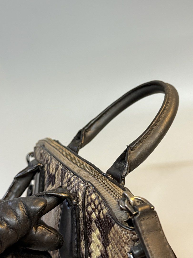 MK (Category: Cross-body Bags) located in Cebu City. Submitted by ricahsukaybags_2017 (Listing ID 1466175560, Image 3). Description: Mo sling. Snake skin Rare size ni mk yarn mga sis..