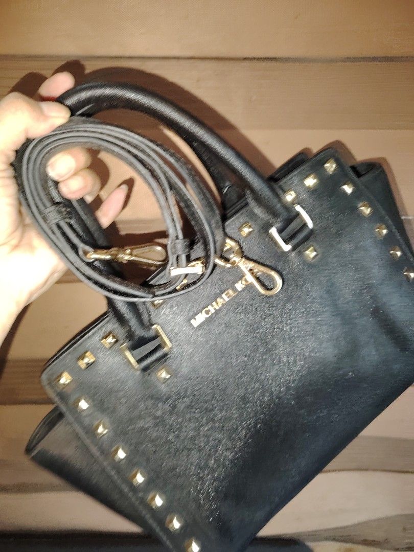 Mk 2 way (Category: Cross-body Bags) located in Bulacan. Submitted by jhefkheelo02163 (Listing ID 1466190454, Image 3). Description: Mk 2 way Medium size Fits folded umbrella With original sling.