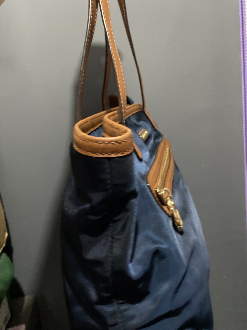 Mk tote bag (Category: Luxury Bags & Wallets) located in Batangas. Submitted by bagstolove2.0 (Listing ID 1466329647, Image 3). Description: .