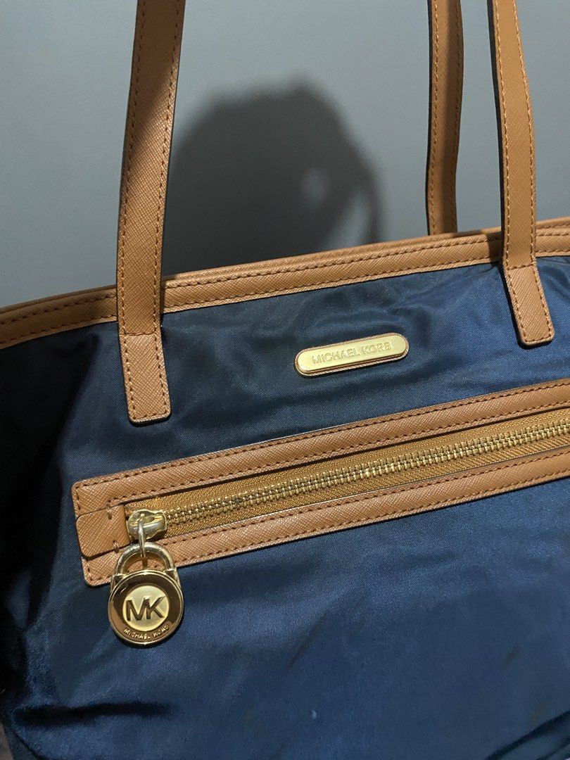 Mk tote bag (Category: Luxury Bags & Wallets) located in Batangas. Submitted by bagstolove2.0 (Listing ID 1466329647, Image 2). Description: .